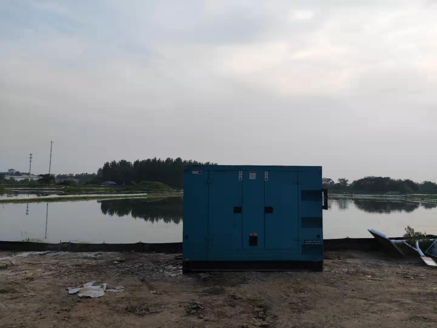 一臺(tái)200千瓦的上柴柴油發(fā)電機(jī)組服務(wù)于400畝螃蟹養(yǎng)殖區(qū)