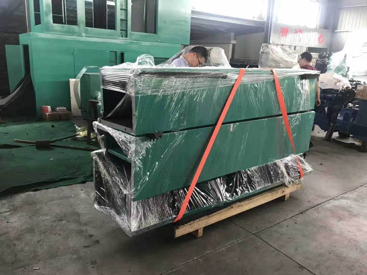 800千瓦的拼裝箱體式柴油機(jī)組現(xiàn)場組裝