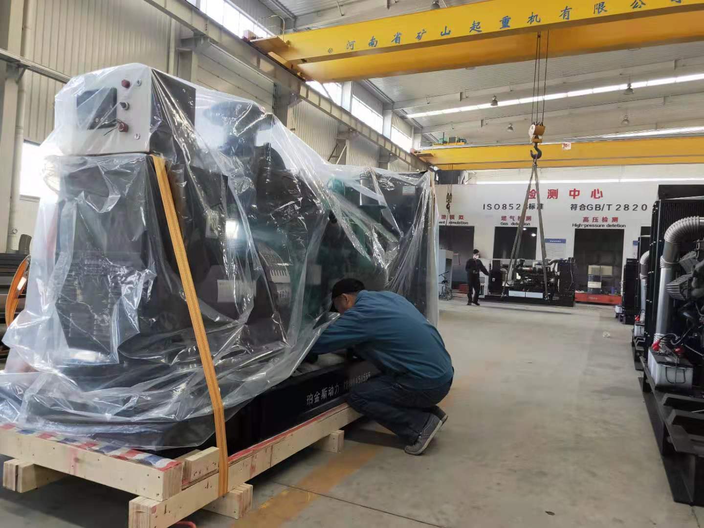 出貨！一臺(tái)康明斯250千瓦柴油發(fā)電機(jī)組按時(shí)完工，發(fā)往江蘇南通